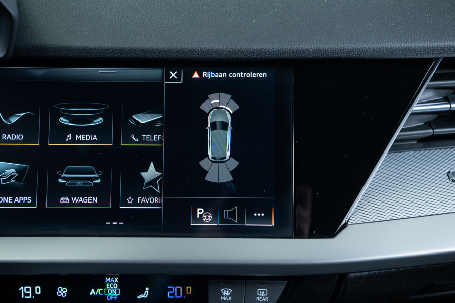Audi A3 Sportback 30 TFSI 110PK S edition Automaat | Stoelverwarming | Winterbandenset | Parkeer pakket | Navigatie |