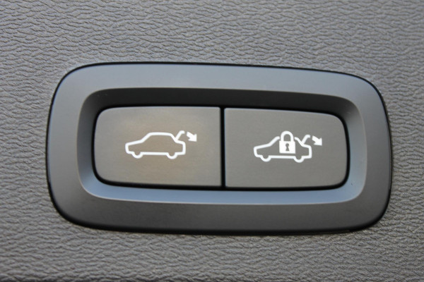 Volvo XC40 T5 262PK Automaat Recharge R-Design Navigatie / Apple Carplay / DAB+ / Road Sign Information / Parkeersensoren voor en achter / Cruise Control