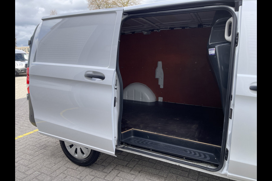 Mercedes-Benz Vito 111 CDI Functional Lang L2H1 / rijklaar € 19.950 ex btw / lease vanaf € 431 / airco / navigatie / achteruit rijcamera / parkeersensoren voor en achter !