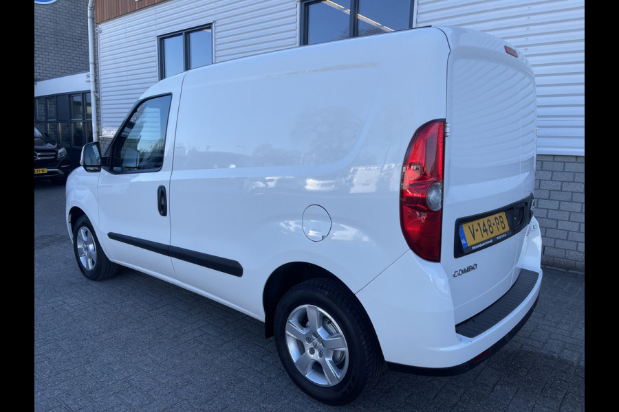 Opel Combo 1.3 CDTi 95pk L1H1 Sport / rijklaar € 10.950 ex btw / lease vanaf € 232 / airco / cruise / stoelverwarming / lichtmetalen velgen / pdc achter !