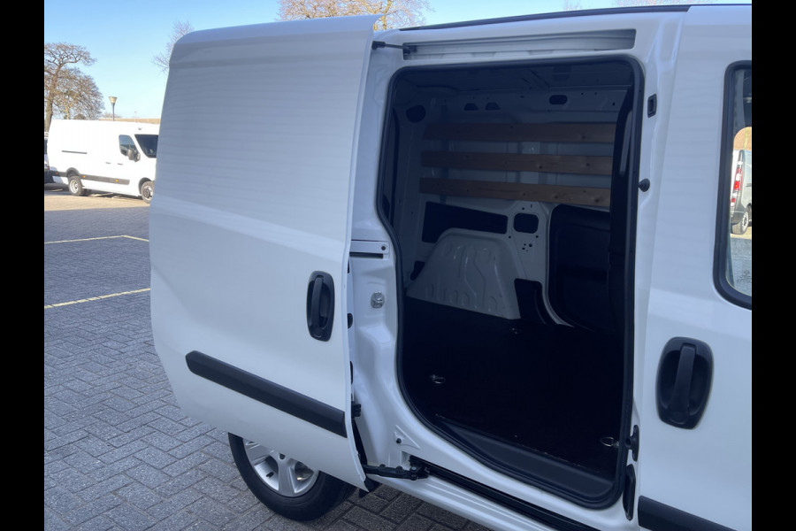 Opel Combo 1.3 CDTi 95pk L1H1 Sport / rijklaar € 10.950 ex btw / lease vanaf € 232 / airco / cruise / stoelverwarming / lichtmetalen velgen / pdc achter !