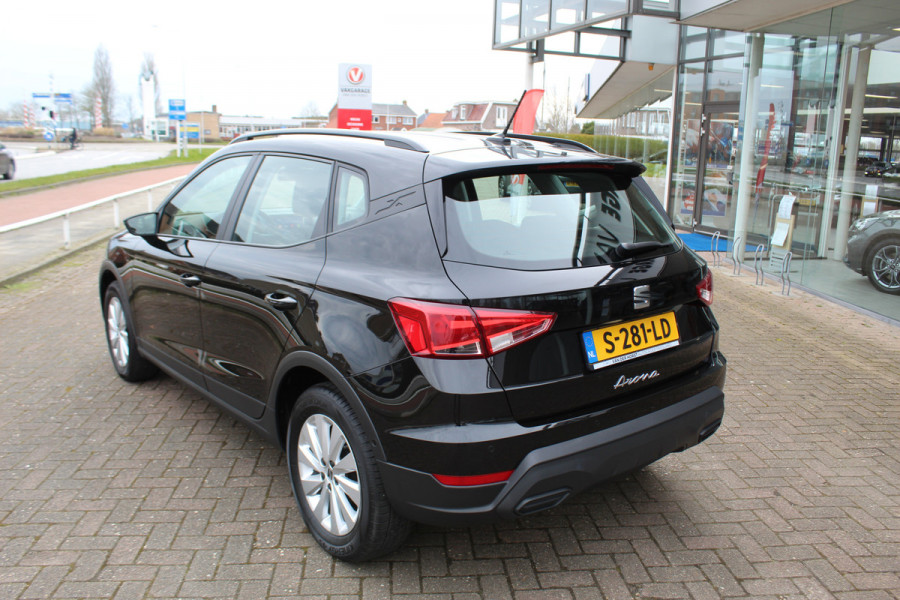 Seat Arona 1.0-95pk TSI 'Style'. Handige hoogzitter, van vele gemakken voorzien ! Airco, navigatie, telefoonvoorb., cruise cntrl, camera, parkeersensoren v+a parkeerassistent, LM wielen, lane assist etc.