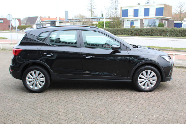 Seat Arona 1.0-95pk TSI 'Style'. Handige hoogzitter, van vele gemakken voorzien ! Airco, navigatie, telefoonvoorb., cruise cntrl, camera, parkeersensoren v+a parkeerassistent, LM wielen, lane assist etc.