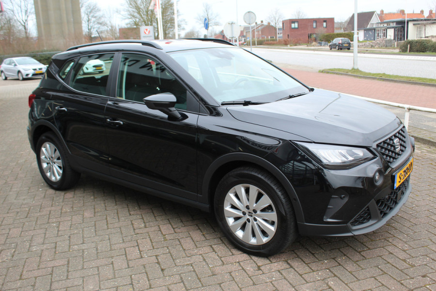 Seat Arona 1.0-95pk TSI 'Style'. Handige hoogzitter, van vele gemakken voorzien ! Airco, navigatie, telefoonvoorb., cruise cntrl, camera, parkeersensoren v+a parkeerassistent, LM wielen, lane assist etc.