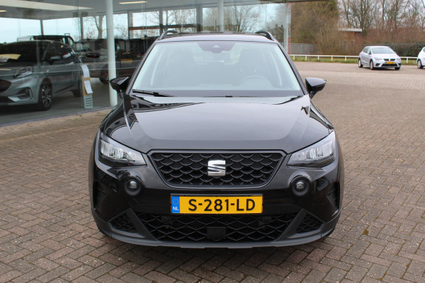 Seat Arona 1.0-95pk TSI 'Style'. Handige hoogzitter, van vele gemakken voorzien ! Airco, navigatie, telefoonvoorb., cruise cntrl, camera, parkeersensoren v+a parkeerassistent, LM wielen, lane assist etc.