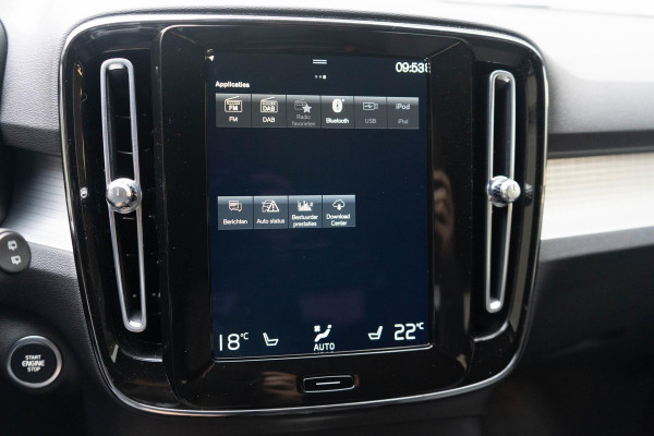 Volvo XC40 T3 163PK Automaat Momentum Business / Stoelverwarming / Navigatie / 18'' velgen / DAB+