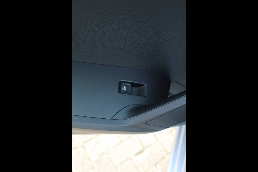Seat Ibiza 1.0-96pk TSI Style. NIEUWSTE MODEL. Volautm. airco, camera, elektr ramen v+a, LED verlichting, stoelverwarming, metallic lak, Is In nieuwstaat !