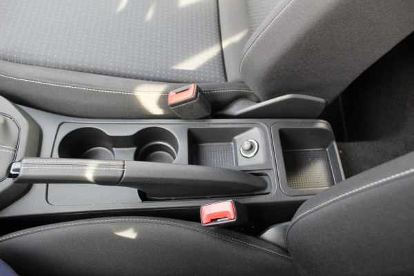 Seat Ibiza 1.0-96pk TSI Style. NIEUWSTE MODEL. Volautm. airco, camera, elektr ramen v+a, LED verlichting, stoelverwarming, metallic lak, Is In nieuwstaat !