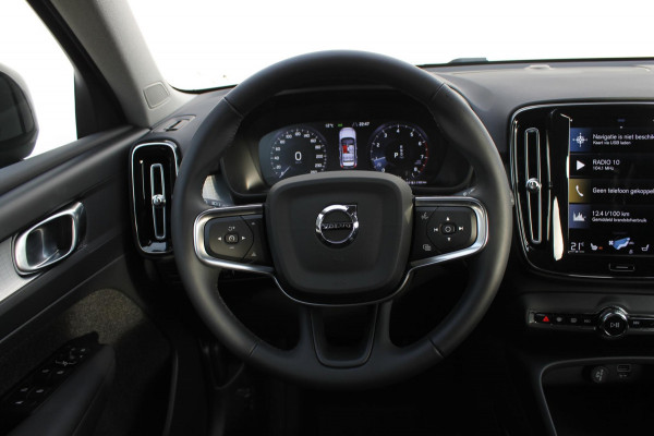 Volvo XC40 T3 163PK Automaat Momentum Business Navigatie, Apple Carplay, Adaptive Cruise Control, 18" lm velgen, Stoelverwarming voor, LED verlichting
