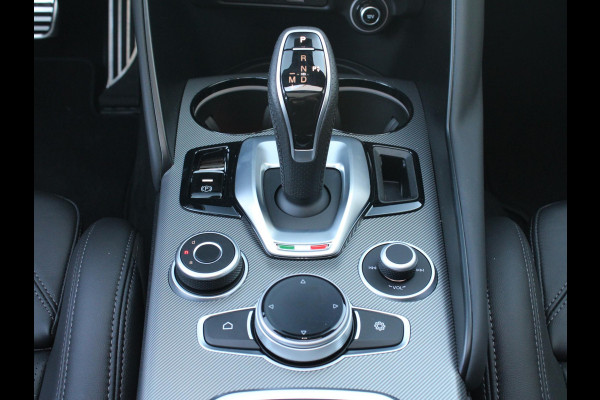 Alfa Romeo Giulia 2.0 Turbo Aut. 320pk AWD Veloce | Schuif-/Kanteldak | Xenon | Navi | Leder | Apple Carplay | 19" | Adas 2 | Stoel-/stuurverwarming | Camera | Harman Kardon