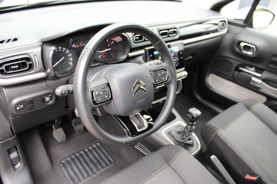 Citroën C3 1.2-110pk PureTech 'Feel Pack'. Fijne comfortabele wagen ! Airco, cruise cntrl, metallic lak, LM wielen, navigatie, parkeersensoren achter etc.