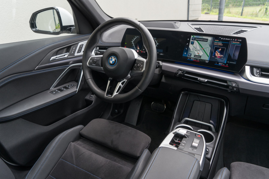 BMW iX1 xDrive30 / M-Sport pakket/ Adaptive Cruise Control/ Virtual Cockpit/ Panoramadak/ 230kW (313PK)