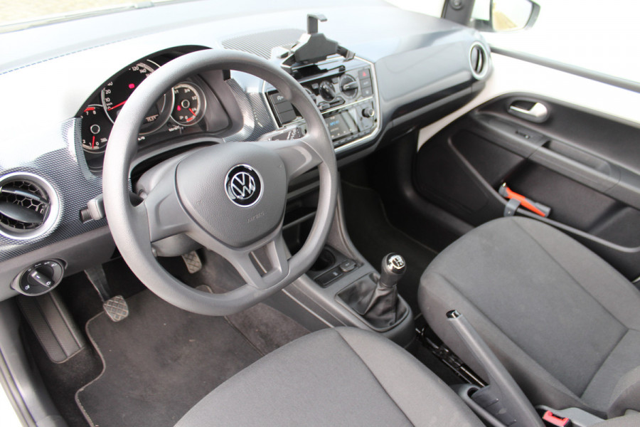 Volkswagen up! 1.0-65pk 5drs. Slechts 22,- wegenbelasting ! Airco, radio, telefoonvoorb., 5drs., Isofix, lane assist etc.