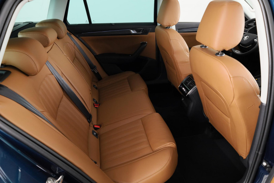 Škoda Superb Combi Business Edition Plus 1.4 218pk PHEV | Cognac leder | Panoramadak | Adaptive cruise control | Elektrische stoelen | Dode hoek sensoren | Stoelverwarming