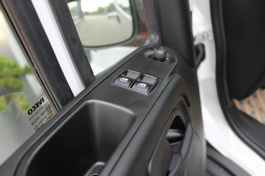 Iveco Daily 35S14V 2.3 138PK 352L H3 | ACHTERUITRIJ CAMERA | CRUISE CONTROL | AIRCO | TREKHAAK | NAVIGATIE | APPLE CARPLAY/ANDROID AUTO | COMFORT STOEL | DAB+ RADIO |