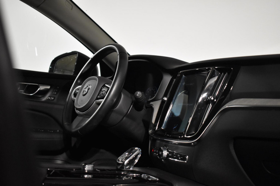 Volvo V60 T8 390PK Automaat Recharge AWD Inscription / Panoramadak / Elektrische bestuurderstoel / Camera achter / Trekhaak