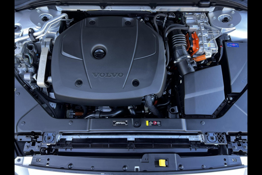 Volvo V60 2.0 T8 Twin Engine AWD R-Design / 390 PK / Panoramadak / Navigatie + Camera / Leder + Stuurverwarming