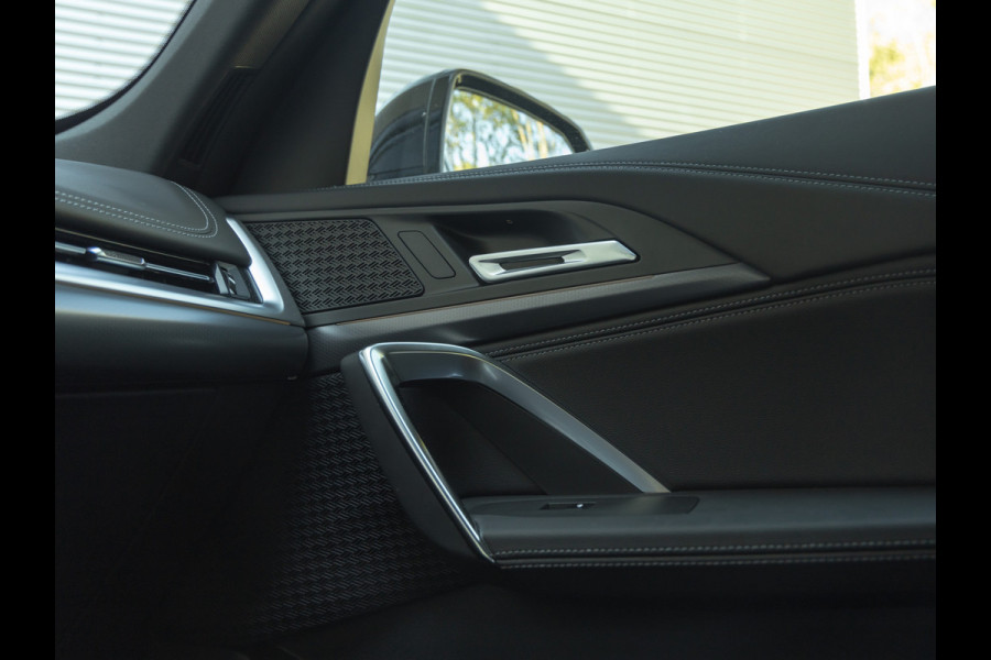 BMW iX1 xDrive30 M-Sport - Camera - Stoelverwarming - Navigatie - Bluetooth