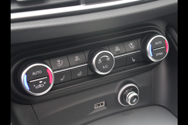 Alfa Romeo Stelvio 2.0 Turbo Aut. 320pk AWD Sprint | Veloce Int. | Xenon | Navi | Leder | Schuif-/Kanteldak | Apple Carplay | 20" | Adas 2 | Stoel-/stuurverwarming | Camera