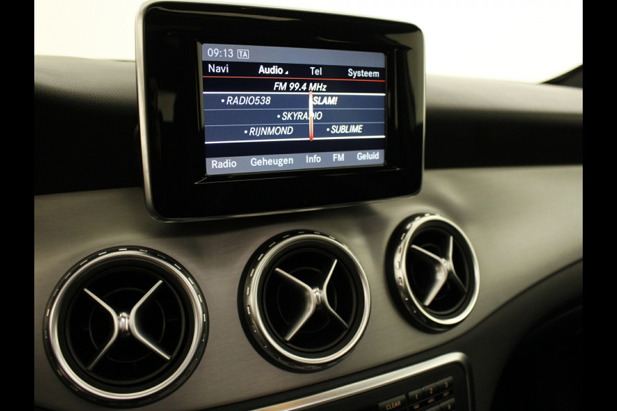 Mercedes-Benz GLA-Klasse 200 AMG Panorama-Schuifdak | Navigatie | Bi-Xenon-koplampen | (19 inch) | Airconditioning AMG LM-velgen | (19 inch) AMG LM-velgen. | Nu tijdelijk te financiëren tegen 3,90% rente (actie loopt t/m 15-5-2020)