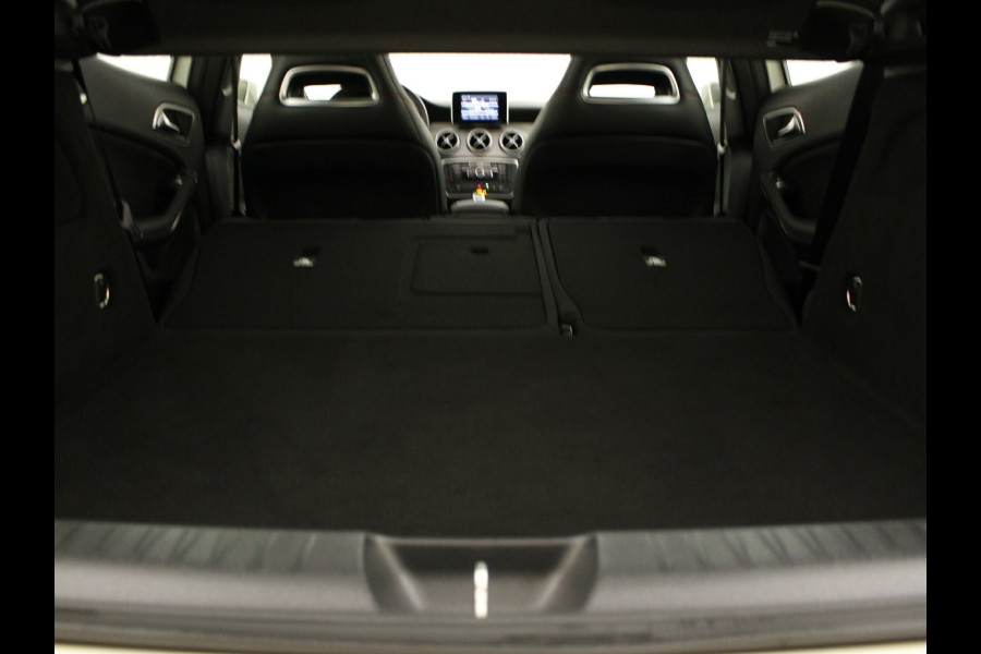 Mercedes-Benz GLA-Klasse 200 AMG Panorama-Schuifdak | Navigatie | Bi-Xenon-koplampen | (19 inch) | Airconditioning AMG LM-velgen | (19 inch) AMG LM-velgen. | Nu tijdelijk te financiëren tegen 3,90% rente (actie loopt t/m 15-5-2020)