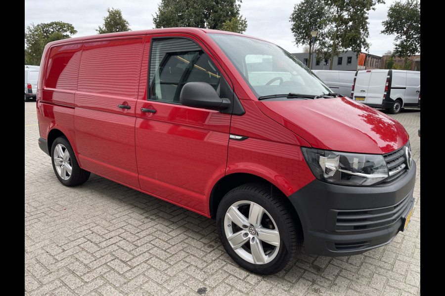 Volkswagen Transporter 2.0 TDI 102pk L1H1 Comfortline / vaste prijs rijklaar € 16.950 ex btw / lease vanaf € 348 / airco / cruise control / trekhaak / euro 6 / 18 Inch lichtmetalen velgen met nieuwe 4-seizoenen Vredestein banden !