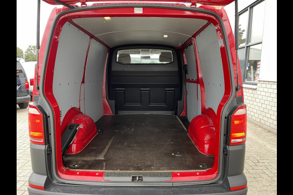 Volkswagen Transporter 2.0 TDI 102pk L1H1 Comfortline / vaste prijs rijklaar € 17.950 ex btw / lease vanaf € 348 / airco / cruise control / trekhaak 2200 kg / 18 Inch lichtmetalen velgen met nieuwe 4-seizoenen Vredestein banden !