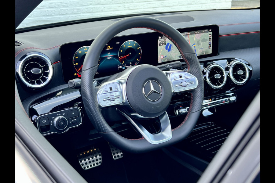 Mercedes-Benz CLA-Klasse 180 Business Solution AMG | Pano | Navi | MBUX | Dodehoek | 18 inch