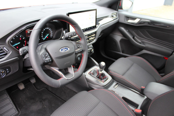 Ford Focus 1.0-125pk EcoBoost Mild-Hybrid ST-Line. Erg chique en luxe Ford Focus, fabrieksgarantie t/m 9 februari 2027 ! SYNC 4, Volautm. airco, navigatie, telefoonvoorb., All Season banden, B&O soundsyst., elektr. panoramadak, stuur-, stoel- en voorraamverwarming, adaptive cruise cntrl, side- en lane assist et