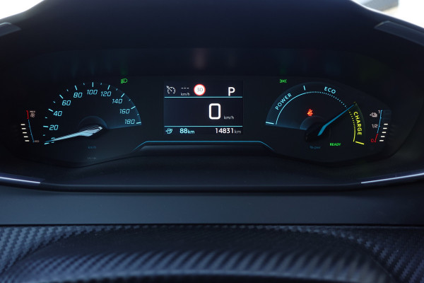 Peugeot e-2008 EV Allure 50 kWh *DEMO* €23.900 NÁ SUBSIDIE! 3- FASE | NAV | A. CAM | LED | CLIMA | LAGE KM | 12MND BOVAG