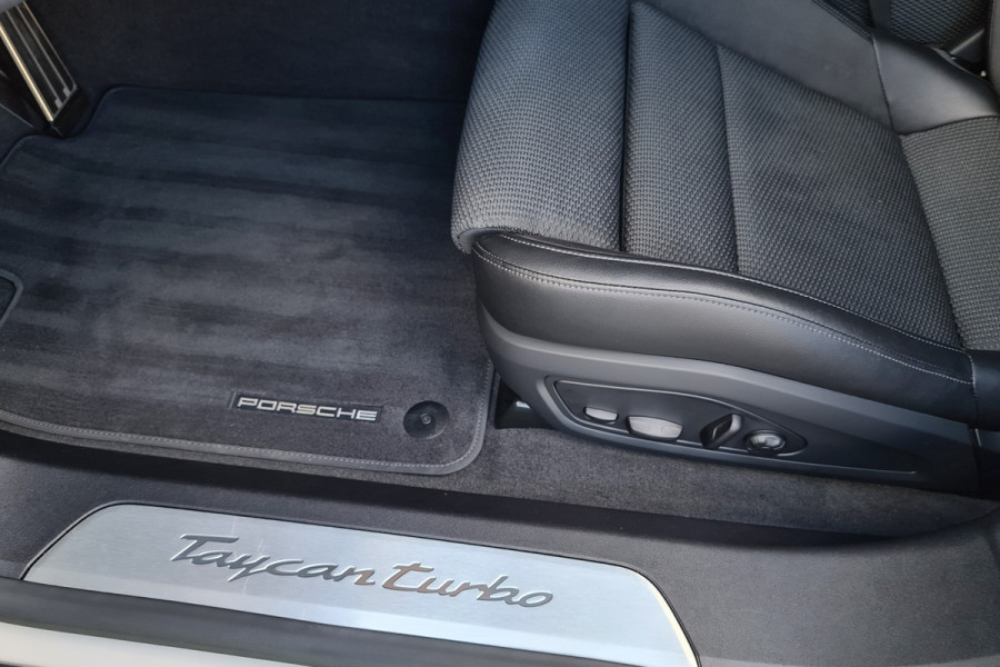 Porsche Taycan Turbo Sport Turismo - Krijt - Display - Sport Sound