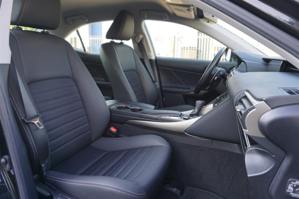 Lexus IS 300h Hybrid Dealer-onderhouden|Premium-Navigatie|Stoelverwarming|Business Line