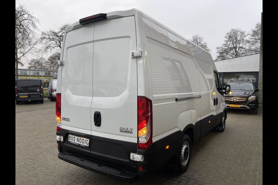 Iveco Daily 35S14V 2.3 automaat L2H2 / vaste prijs rijklaar € 27.950 ex btw / lease vanaf € 500 / cruise en climate control / mag 3500 kg trekken / standkachel / pdc achter !