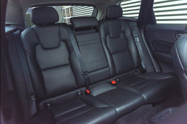 Volvo XC60 T8 AWD Aut. Leder Navigatie Parkeercamera On-Call 390pk