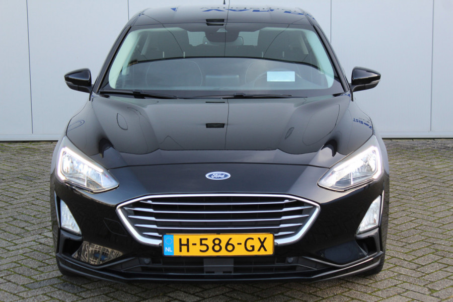 Ford Focus 1.0-125pk EcoBoost Titanium. Volautm. airco dual, adaptive cruise cntrl, trekhaak, head-up display, parkeersensoren v+a, dodehoek assistent,  stuur-, stoel- en voorraam verwarming. Net binnen, auto moet nog gepoetst. Uitgebreidere fotoreportage volgt.