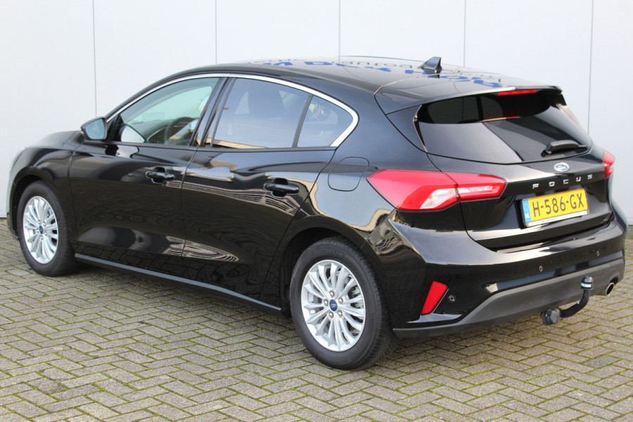 Ford Focus 1.0-125pk EcoBoost Titanium. Volautm. airco dual, adaptive cruise cntrl, trekhaak, head-up display, parkeersensoren v+a, dodehoek assistent,  stuur-, stoel- en voorraam verwarming. Net binnen, auto moet nog gepoetst. Uitgebreidere fotoreportage volgt.