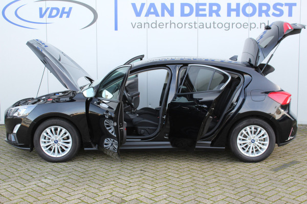 Ford Focus 1.0-125pk EcoBoost Titanium. Volautm. airco dual, adaptive cruise cntrl, trekhaak, head-up display, parkeersensoren v+a, dodehoek assistent,  stuur-, stoel- en voorraam verwarming. Net binnen, auto moet nog gepoetst. Uitgebreidere fotoreportage volgt.