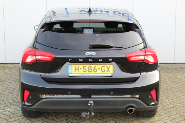 Ford Focus 1.0-125pk EcoBoost Titanium. Volautm. airco dual, adaptive cruise cntrl, trekhaak, head-up display, parkeersensoren v+a, dodehoek assistent,  stuur-, stoel- en voorraam verwarming. Net binnen, auto moet nog gepoetst. Uitgebreidere fotoreportage volgt.