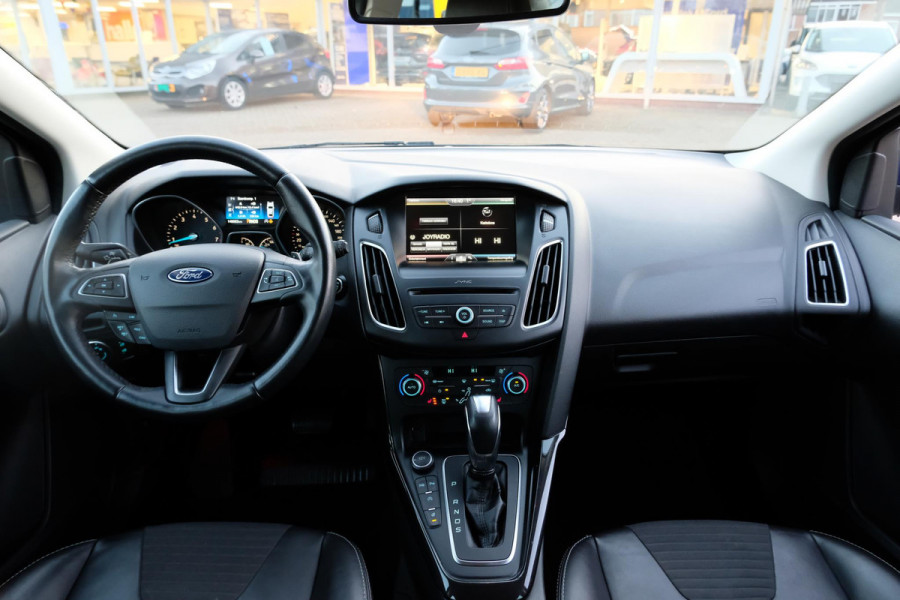 Ford Focus Wagon 1.5 Titanium 150pk | Half leder | Winterpack | 1.500kg trekgewicht | Dealeronderhouden | Navigatie | Parkeersensoren voor & Achter