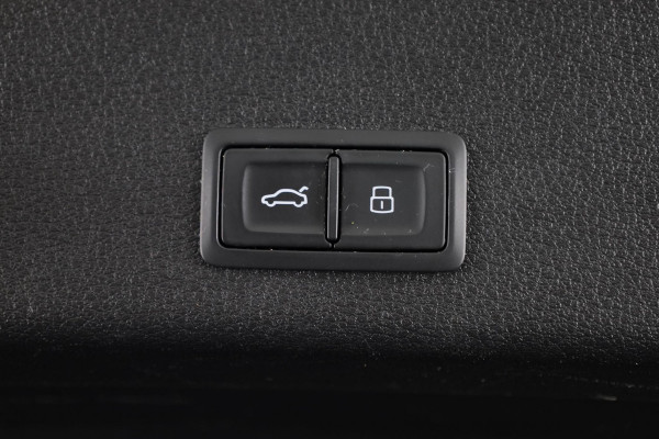 Audi e-tron e-tron 55 quattro advanced 95 kWh 408pk | Panoramadak | Adaptieve cruise controle | B&O soundsystem | Lederen bekleding
