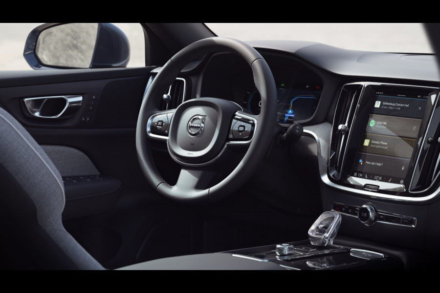 Volvo V60 Recharge T6 AWD 350PK Automaat Plus Bright | NIEUW | Panoramadak | Wool blend | 360 camera | 19"LMV | ACC | Long Range |