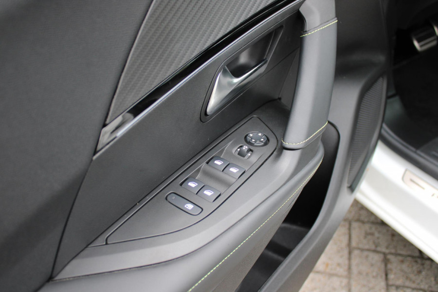 Peugeot e-2008 EV GT Pack 50 kWh | €24.720,- NA SUBSIDIEAFTREK | ALCANTARA BEKLEDING | NAVIGATIE | FULL LED KOPLAMPEN | 3-D i-COCKPIT | CAMERA | STOEL VERWARMING | ADAPTIVE CRUISE | NAVIGATIE 10" TOUCHSCREEN | KEYLESS ENTRY |