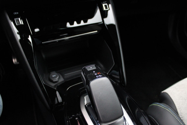 Peugeot e-2008 EV GT Pack 50 kWh | €24.720,- NA SUBSIDIEAFTREK | ALCANTARA BEKLEDING | NAVIGATIE | FULL LED KOPLAMPEN | 3-D i-COCKPIT | CAMERA | STOEL VERWARMING | ADAPTIVE CRUISE | NAVIGATIE 10" TOUCHSCREEN | KEYLESS ENTRY |
