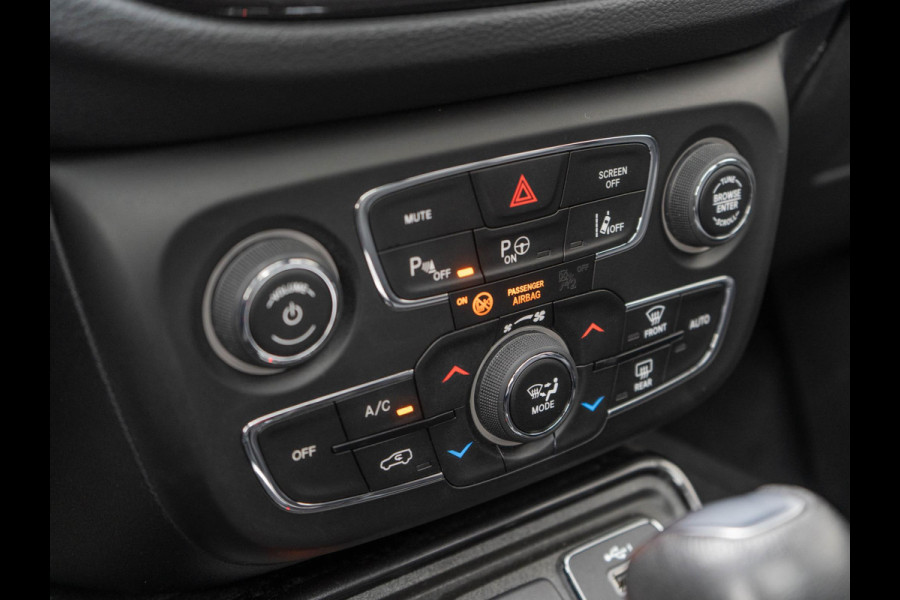 Jeep Compass 1.3T S Automaat Night Eagle | Schuif/Kanteldak | 19" | Trekhaak | Navigatie | Stoelverwarming |