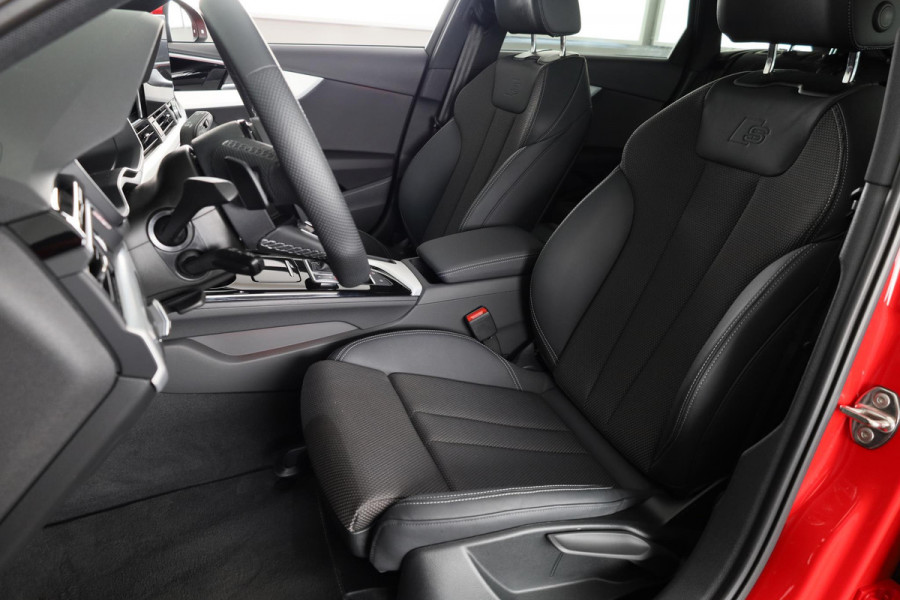 Audi A4 Avant 35 TFSI S edition Competition 150pk | Panoramadak | Stoelverwarming | MMI navigatie plus | Achteruitrijcamera | Matrix Led
