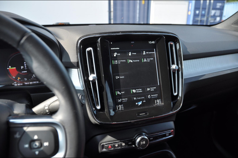 Volvo XC40 T4 211PK Recharge R-Design / Adaptieve cruise control/ BLIS/ Trekhaak/ Navigatie/ Climate control/ Apple CarPlay/ Bluetooth