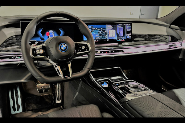 BMW i7 xDrive60 M Sportpakket Pro | Sky Lounge Panoramadak | BMW Individual interieur | Innovation Pack | Climate Acoustics Pack