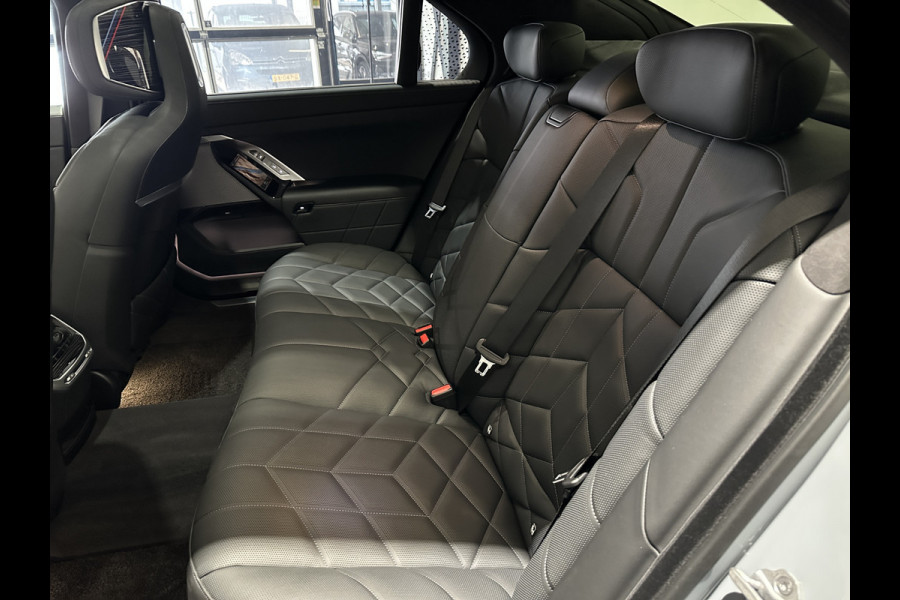 BMW i7 xDrive60 | M Sportpakket Pro | Sky Lounge Panoramadak | BMW Individual interieur | Innovation Pack | Climate Acoustics Pack