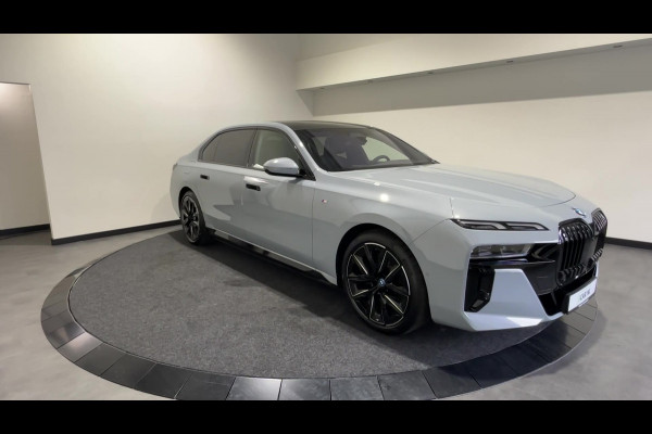 BMW i7 xDrive60 M Sportpakket Pro | Sky Lounge Panoramadak | BMW Individual interieur | Innovation Pack | Climate Acoustics Pack