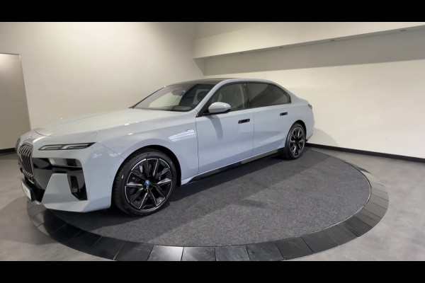 BMW i7 xDrive60 M Sportpakket Pro | Sky Lounge Panoramadak | BMW Individual interieur | Innovation Pack | Climate Acoustics Pack